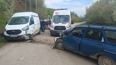 Tokat'ta Minibüs ve Otomobil Çarpıştı