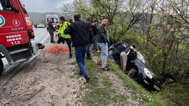 Niksar'da Şarampole Devrilen Araçta 2 Yaralı