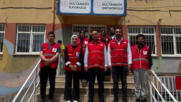 Kızılay'dan 1500 Öğrenciye Kıyafet Desteği