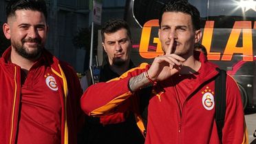 Uğurcan Çakır'dan Galatasaray taraftarına üçlü