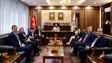 Vali Çiçek, makamını ilkokul öğrencisi Zeynep'e devretti
