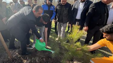 Vali Taşolar Öğrenciyle Fidan Dikti