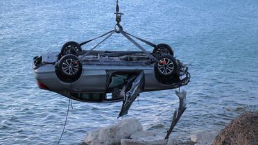 Van Gölü'ne Düşen Otomobilin Sürücüsü Yaralandı