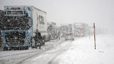 Yaz gelmeyecek gibi! Bu görüntü iki ili bağlayan yoldan