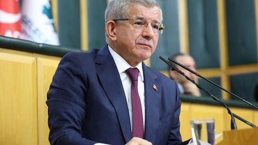 Davutoğlu: Cuma namazı çıkışı AK Partili kardeşim kulağıma eğilip dedi ki...