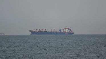 Dünya rahat nefes aldı! Hürmüz Boğazı'ndan ilk gemiler peş peşe geçti