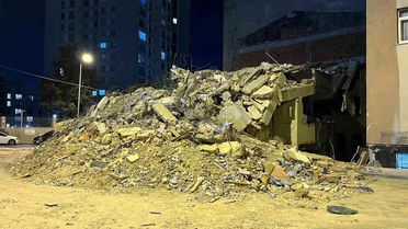 Küçükçekmece'de Bina Tek Kepçe ile Yıkıldı