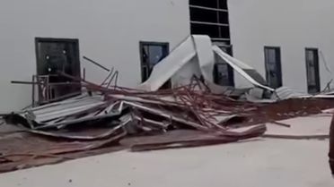 Diyarbakır'da Rüzgar Çatı Uçurdu