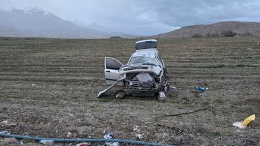 Malatya'da devrilen otomobildeki anne ve 2 çocuğu yaralandı