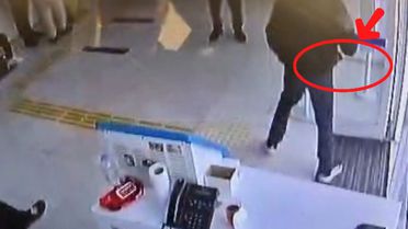 Banka şubesinde satırla gasp girişimi