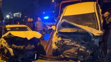 Otomobilin araçlara çarpıp, markete girdiği kaza kamerada