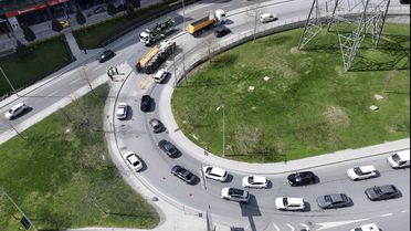 Sarıyer'de Hafriyat Kamyonu Devrildi