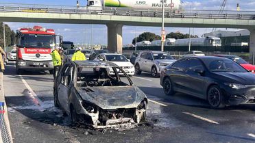 Zeytinburnu'nda Otomobil Yangını