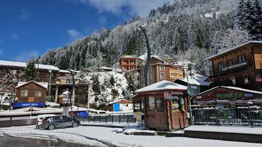 Ayder Yaylası Nisan'da Karla Kaplandı