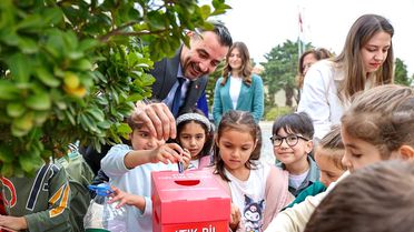 Başkan Vekili Çiçek miniklerle birlikte atık pil topladı