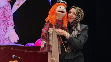 Bir öğretmen, bir kukla, binlerce gülümseme: “Tarçın” sınıfları şenlendiriyor