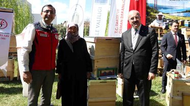 Çanakkale'de Arıcılara Kovan Desteği