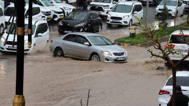 Cizre'de sağanak yağış cadde ve sokakları göle çevirdi