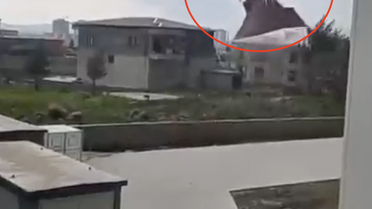 Diyarbakır'da rüzgar evin çatısını uçurdu