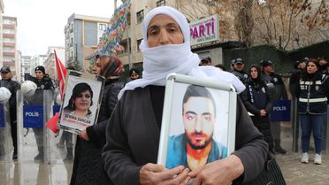 Evlat nöbetindeki anne: Ceza yok, gelin teslim olun