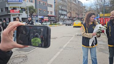 Gazetecilerden Polislere Polis Haftası İkramı