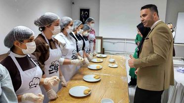 Gaziantep'te öğrenciler içli köfte yaptı