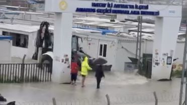 Hatay'da Şiddetli Yağış: Yollar Göle Döndü