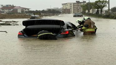 Hatay'da şiddetli yağış; yollar göle döndü, evleri su bastı
