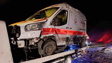 Muş'ta ambulans devrildi: 5 yaralı