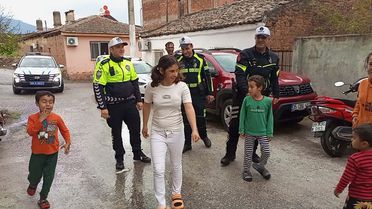 Polisten Atike'ye Doğum Günü Sürprizi