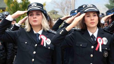 Şırnak'ta Polis Haftası etkinlikleri kapsamında şehitler anıtına karanfil bırakıldı