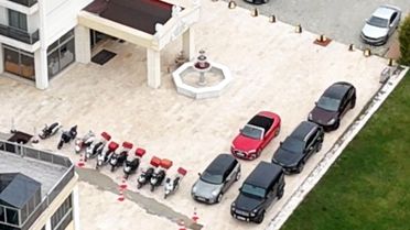 Tutuklu Başkan Yalım'ın sevgilisine altığı milyonluk otomobil ve diğer araçlar kayyım atanan otelde görüntülendi
