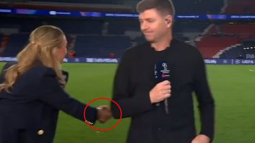 Yıldız futbolcunun kadın muhabirle tokalaşması olay oldu