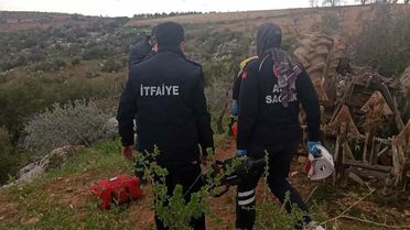 Besni'de Traktör Devrildi, Sürücü Hayatını Kaybetti