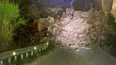 Fethiye'de Yamaçtan Kaya Düşmesi
