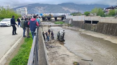 Otomobil feyezan kanalına düştü!