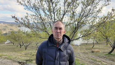 Demirci'de Badem Üreticileri Dumanlama ile Donla Mücadele Ediyor