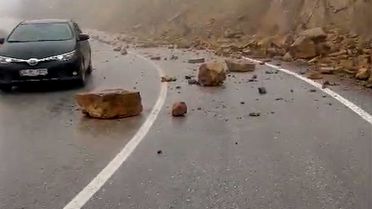 Tokat'ta Yol Kaya Parçalarıyla Kapandı