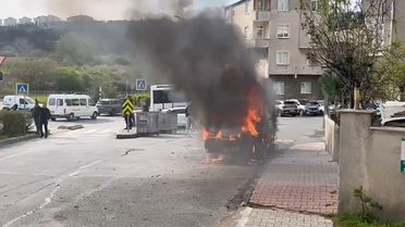 Ataşehir'de Park Halindeki Araçta Yangın