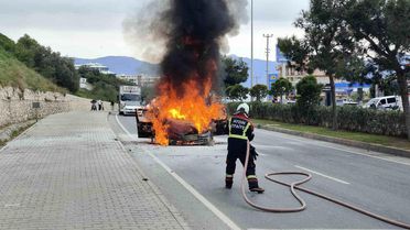 Kuşadası'nda Aynı Gün İki Araç Yanarak Kullanılamaz Hale Geldi