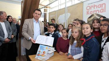 Başkan Erkan Aydın Bursa 23. Kitap Fuarı'nda çocuk yazarlarla buluştu