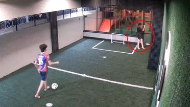 Dehşet anları kamerada! Elektrik akımına kapılan arkadaşını böyle kurtardı