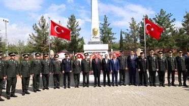Eski KKTC Cumhurbaşkanı Tatar, Şanlıurfa'nın kurtuluşunun 106. yıl dönümü törenine katıldı