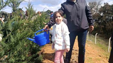 Gaziosmanpaşa'da çocuklar fidanları toprakla buluşturdu