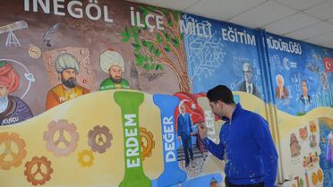 İşitme engelli öğretmen, 'Türkiye Yüzyılı Maarif Modeli' müfredatını duvara resmetti