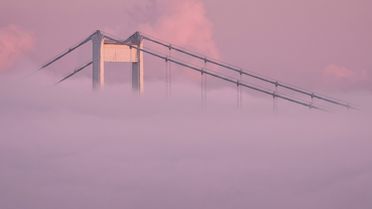 İstanbul Boğazı sis bulutlarının arasında kayboldu