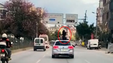 Seyir halindeki aracın üzerinde dans etti