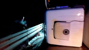 Erzurum'da Tır Devrildi, Yol Kapandı