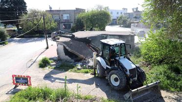 Akdeniz'de tehlike saçan metruk yapılar yıkılıyor