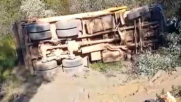 Alanya'da kamyon devrildi: Sürücü hayatını kaybetti